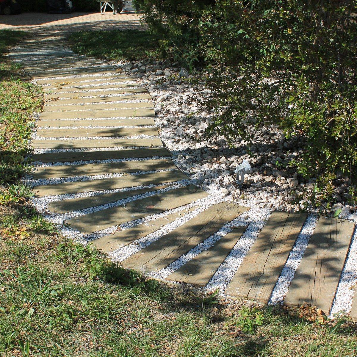Chemin en pavage bois
