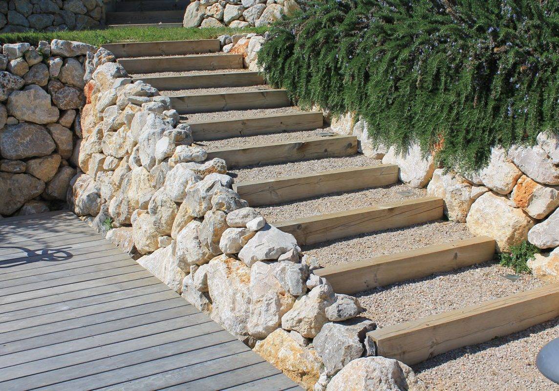 Escalier poutre passagère et gravier