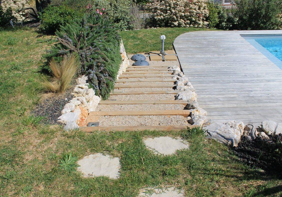 Escalier poutre passagère et gravier.