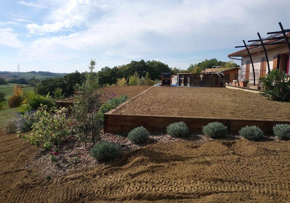 Terrassement de terrain en pente avec soutènement en poutre paysagères